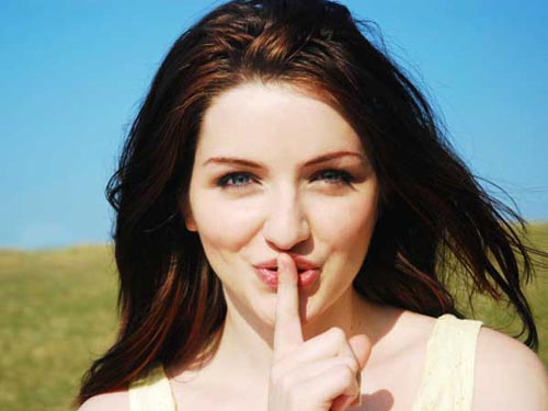 Thói quen dùng băng vệ sinh hàng ngày xuất phát từ suy nghĩ cho rằng như vậy sẽ đỡ phải giặt quần chip. Nhưng chị em cần biết rằng, cách làm này vô tình đã tạo môi trường thuận lợi cho vi khuẩn phát triển.