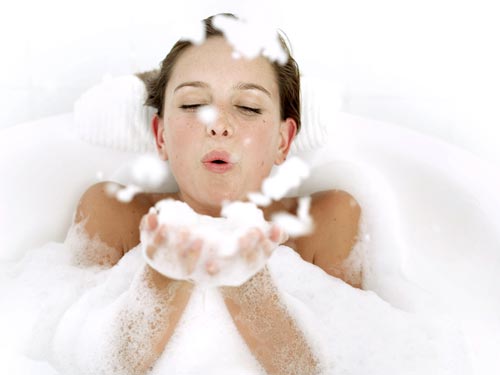 Sữa tắm và nhất là xà bông, có nhiều chất tẩy rửa như kiềm, cồn trong khi Mừng SHBET phiên bản mới 2025 vùng kín nhạy cảm hơn những vùng da khác, dễ bị kích ứng.