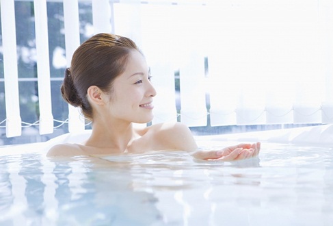Lười “phát quang rừng rậm” - Nghe có vẻ khá lạ lẫm, nhưng nếu “vi-ô-lông” ở vùng kín quá rậm rạp sẽ khiến mồ hôi tích tụ nhiều hơn, nguyên nhân gây ra bệnh phụ khoa.