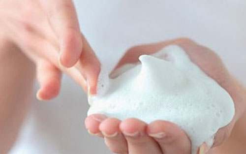 Vệ sinh vùng kín bằng xà phòng - Nhiều bạn gái có thói quen, trong lúc tắm thường dùng xà phòng vệ sinh luôn vùng kín của mình.