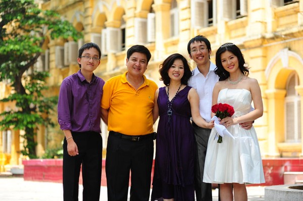 Hình ảnh đẹp về Quatrian shbet hiện đang mở cô con gái lớn Huyền Trang của danh hài Chí Trung.