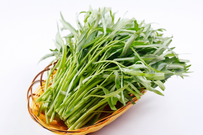 Rau muống thuộc loại rau xang có hàm lượng chất xơ nhiều nhất, ít năng lượng vì thế chúng ta có thể thỏa thích ăn no chúng, càng ăn càng có thể giảm mỡ đùi.