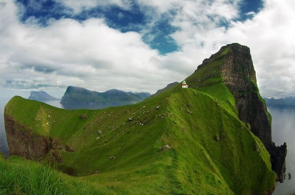 Căn nhà trên núi tại Trøllanes, quần đảo Faroe.
