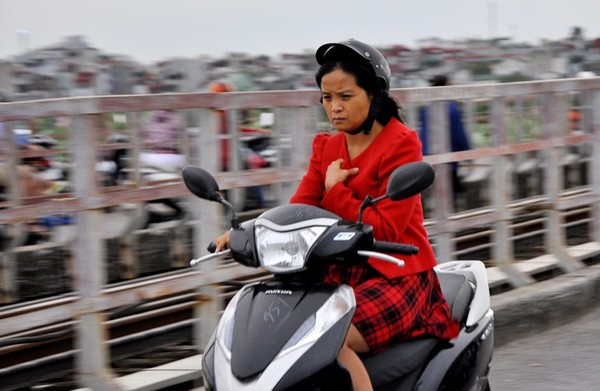 Trên cầu Long Biên, cái lạnh càng tăng thêm.