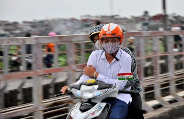 Trên cầu Long Biên, cái lạnh càng tăng thêm.