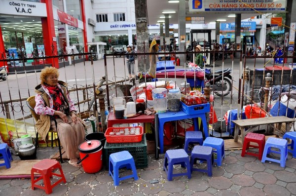 Những quán trà đá vắng hoe, thưa thớt.