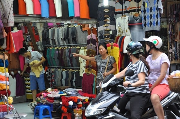 Trên phố, cửa hàng len lại rục rịch bán chạy hàng hơn.