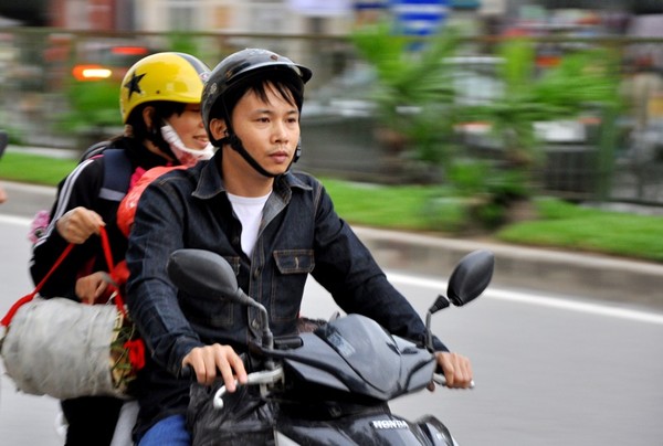 Người dân phải mặc áo ấm khi ra đường.