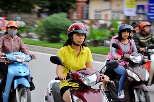 Nhiều người lại tỏ ra bất ngờ trước đợt lạnh này, không chuẩn bị sẵn áo khoác nên co ro trên đường vì lạnh.