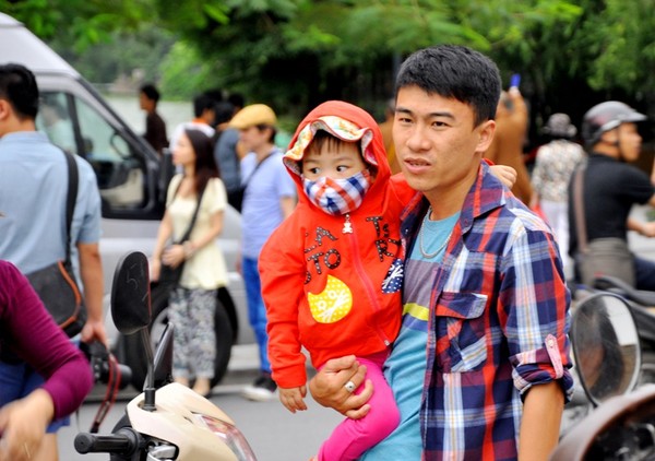 Trẻ nhỏ được mặc ấm khi ra đường.