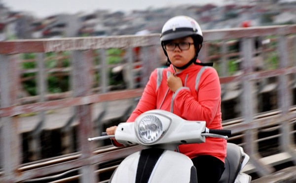 Trên cầu Long Biên, cái lạnh càng tăng thêm.
