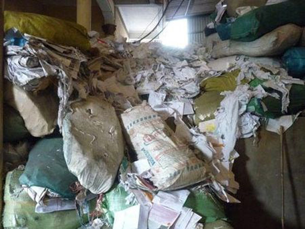 Một chủ cơ sở giấy ăn cho hay, ở đây ai cũng biết xút và javen độc hại với sức khỏe con người. Nhưng đã tái chế giấy thải thì bắt buộc phải dùng, giấy càng đen, càng bẩn, lượng xút và javen càng nhiều.