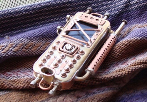 Steampunk kiểu Nga: di động được chế tác bằng vàng và đồng thau, thể hiện cảm hứng lãng mạn của thời trung cổ.