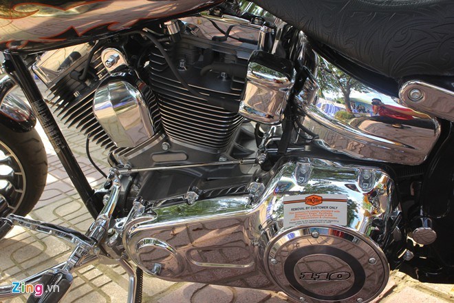 Xe được trang bị động cơ Twin Cam 110, làm mát bằng không khí, dung tích 1.800cc, kết hợp hộp số 6 cấp, sản sinh mô-men xoắn cực đại 152 Nm tại vòng tua máy 3.500 vòng/phút.