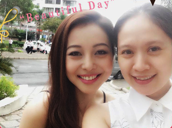 Diễn viên Thanh Thúy tự tin để mặt mộc, cười tươi tắn bên Hoa hậu Jennifer Phạm.