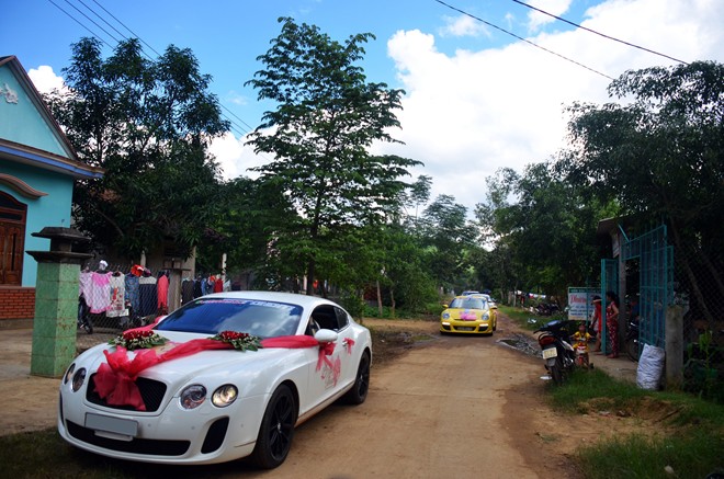 Đoàn xe chạy trên đường làng.