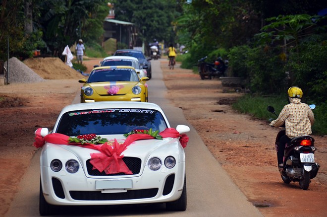 Tất cả xe đều được trang trí đẹp mắt. Các xe trong đoàn thắt nơ hồng, riêng chiếc Bentley của chú rể được trang trí dải nơ đỏ phía trước.