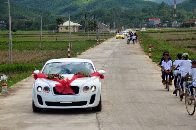 Thậm chí có nhiều đoạn phải vượt qua đường rừng. Vì đường đang thi công nên có nhiều đoạn khá xấu, những siêu xe có thiết kế gầm thấp không thể vượt qua nên đoàn phải chọn giải pháp đi đường vòng, vì vậy quãng đường tăng lên hơn 100 km.
