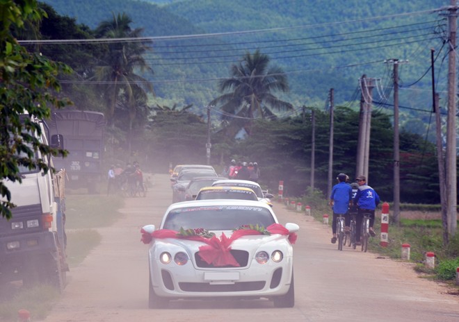 Tham gia đoàn rước dâu này có một chiếc Bentley Continental GT do chú rể cầm lái, đi sát phía sau là chiếc Porsche 911 màu vàng, Porsche Cayman màu trắng, Mercedes SL 55 AMG độ màu xám...