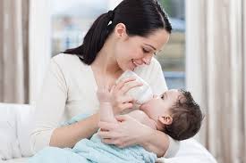 nhất là những khoảnh khắc khi bé ngậm bình sữa dưới sự giúp đỡ của mẹ...