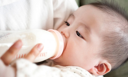 đôi khi vì mẹ thiếu sữa...