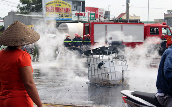 Đến 11h, cơ quan chức năng đã phải dùng một lượng nước lớn để tẩy rửa số axít trên đường nhưng khói vẫn không ngừng bốc lên.
