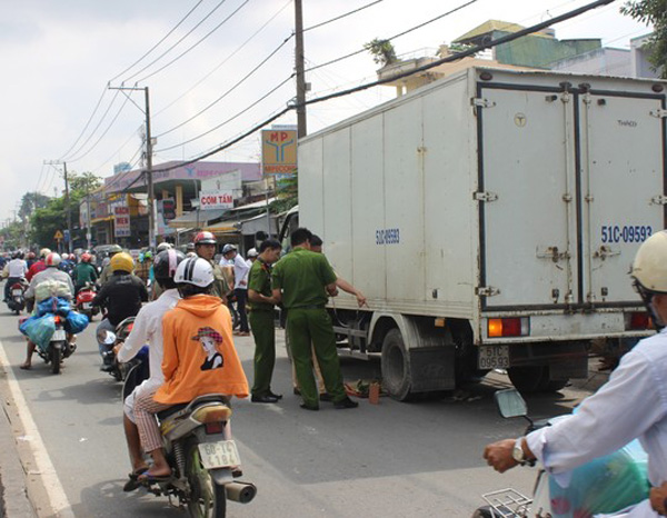 Lực lượng chức năng quận Thủ Đức đến hiện trường điều tra. Đến hơn 10h, thi thể người phụ nữ xấu số được đưa đi.