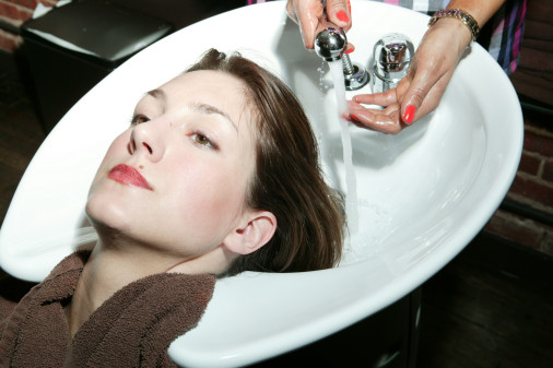 Gội nước nóng gây gãy rụng tóc nhanh chóng.
