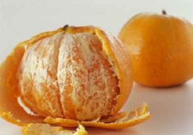 Trị ghê răng - Thực ra, có 1 cách trị ghê răng khi ăn cam hay quýt chua, đó là dùng vỏ cam, quýt còn thừa thái nhỏ hòa nước uống. Cách làm này vừa hiệu quả lại tận dụng tối đa tác dụng của cả ruột và vỏ quýt.