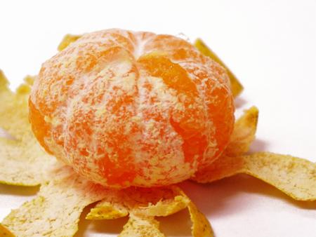 Tiêu đờm - Cho vỏ quýt đã rửa sạch vào bình chứa rượu trắng, ngâm hỗn hợp này trong khoảng 20 ngày là có thể dùng được. Hỗn hợp này có mùi vị đậm đà, kích thích ngon miệng lại có tác dụng tiêu đờm hiệu quả.