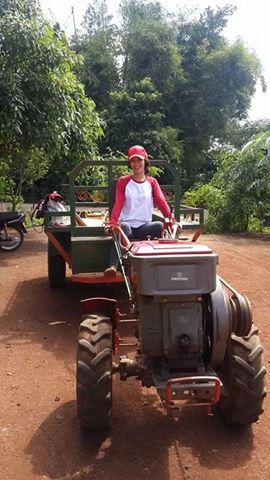 Đông Nhi về bản lái công nông và hái cà phê.