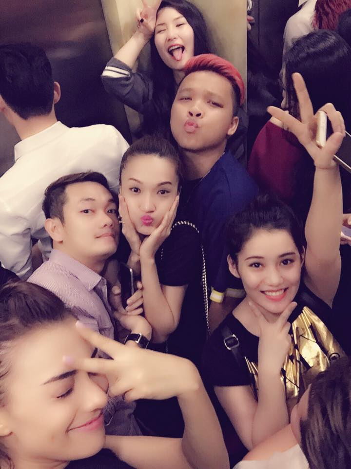 Hồng Quế, Hương Tràm cùng đi chơi với bạn bè.