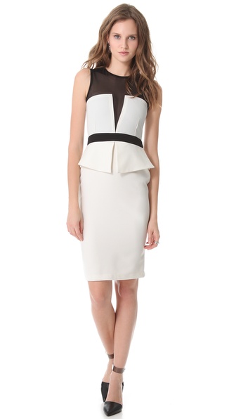Thiết kế peplum này lại khác một chút khi ráp vải trắng chữ V sâu gợi cảm cùng phần vạt peplum xẻ tà tạo phong cách trang nhã, sành điệu.