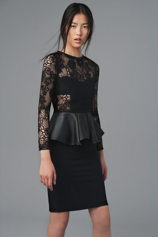 Với những cô nàng thích vẻ đẹp kín đáo mà vẫn gợi cảm. Bộ đầm peplum kết hợp hoàn hảo giữa chất liệu da và ren này là gợi ý tuyệt vời.