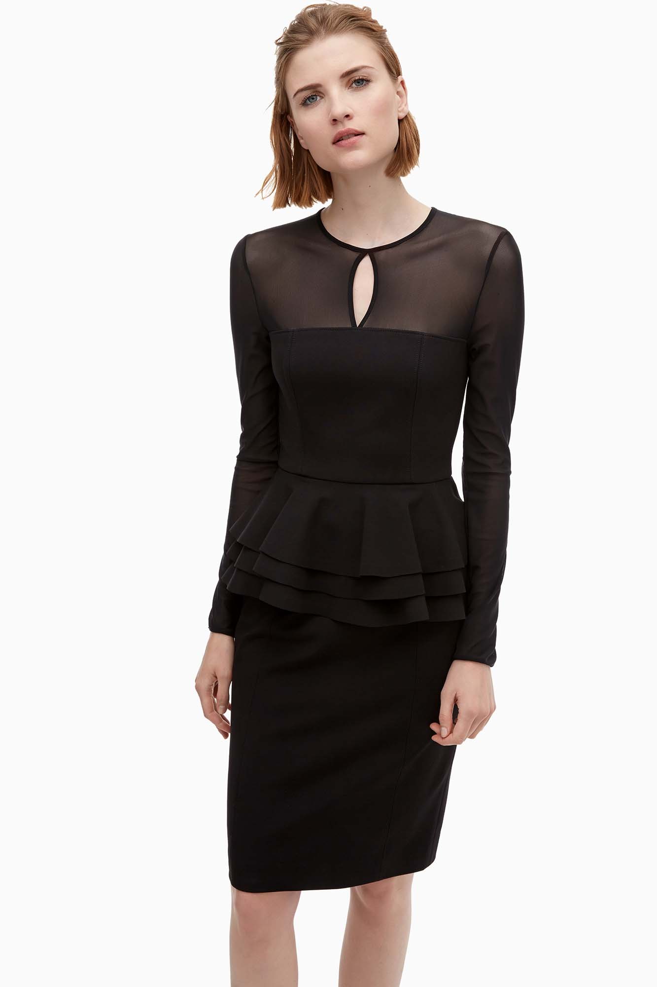 Tượng tự là bộ đầm peplum có phần vai và cánh tay bằng ren mỏng không họa tiết giúp phần thân trên thọn gọn hơn.