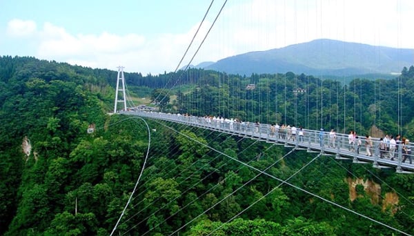 Cầu Kokonoe 'Yume' là cây cầu dành cho người đi bộ ở Oita, Nhật Bản có chiều dài 390m. Du khách trong và ngoài nước tới đây vô cùng thích thú với cây cầu 'trong mơ' này.