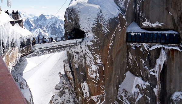 Cầu xuyên núi Aiguille du Midi, Pháp nằm ở độ cao hơn 3.840 m so với mực nước biển. Để tới được cầu, người ta phải sử dụng hệ thống cáp treo dốc nhất thế giới.