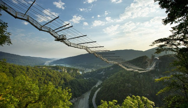 Cầu SkyBridge ở Sochi, Nga là cây cầu dài nhất thế giới với khoảng cách giữa hai trụ cầu là 700m. Cầu gồm có 2 bục quan sát, có tầm nhìn tốt để ngắm biển Đen.