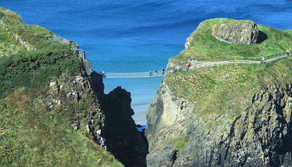 Cây cầu Carrick-a-Rede Rope (Ireland) ra đời nhằm giúp ngư dân địa phương dễ dàng vượt qua khe núi rộng 30m để tới khu vực thả lưới. Nhưng nhờ vị thế thuận lợi, nó trở thành địa điểm hấp dẫn khách du lịch.