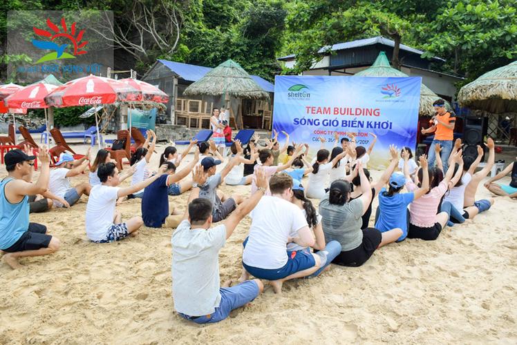 Cả hai không ngần ngại dành cho nhau những cử chỉ đầy tình cảm, trìu mến.