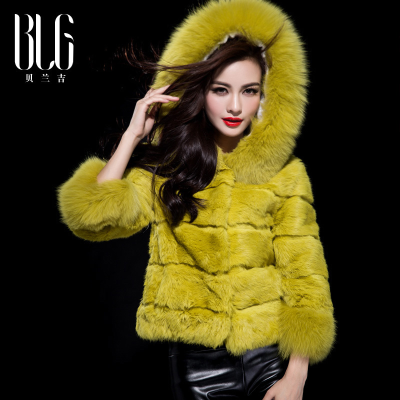 Kiểu áo lông thú có mũ và vạt ngắn này có thể theo các cô nàng đến bất kỳ chốn nào. Màu xanh pha vàng giúp bạn trẻ trung bất ngờ.