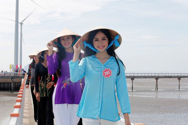 Những người đẹp vừa xuất hiện giản dị, đằm thắm với áo bà ba.