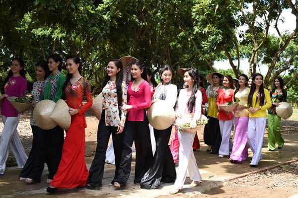Các thí sinh đang tham gia những hoạt động của cuộc thi trước đêm thi chung khảo.