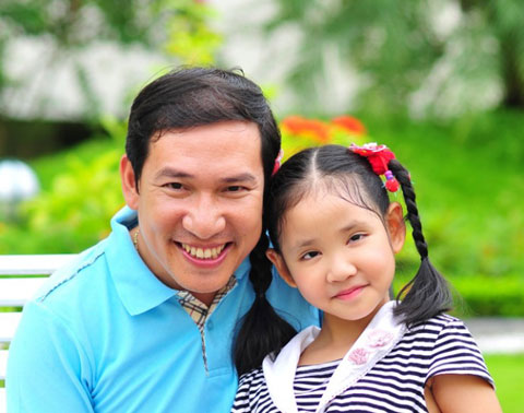 Thanh Huyền cô con gái đầu lòng của danh hài Quang Thắng rất giống bố cả về vẻ bề ngoài cũng như tính cách hài hước hay pha trò.