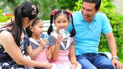Vì bố thường xuyên đi diễn vắng nhà nên hai cô con gái trưởng thành rất sớm, đỡ đần mẹ công việc Shbet111 slot, casino, thể thao, xổ số và chăm ngoan học giỏi.