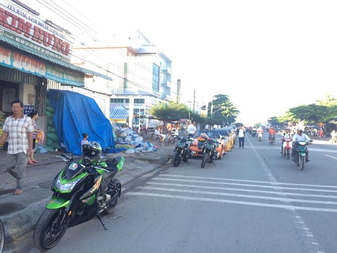 Dẫn đầu đoàn là 3 chiếc Kawasaki Z1000 màu xanh.