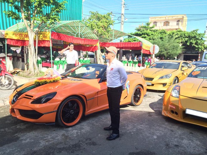 Chiếc xe hoa màu cam là Mercedes SLK được độ theo phong cách xe đua F1, Hyundai Genesis Coupe độ phong cách drift đứng ngay sau.