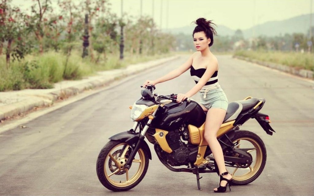 Cô nàng tạo dáng cá tính bên xe đẹp.