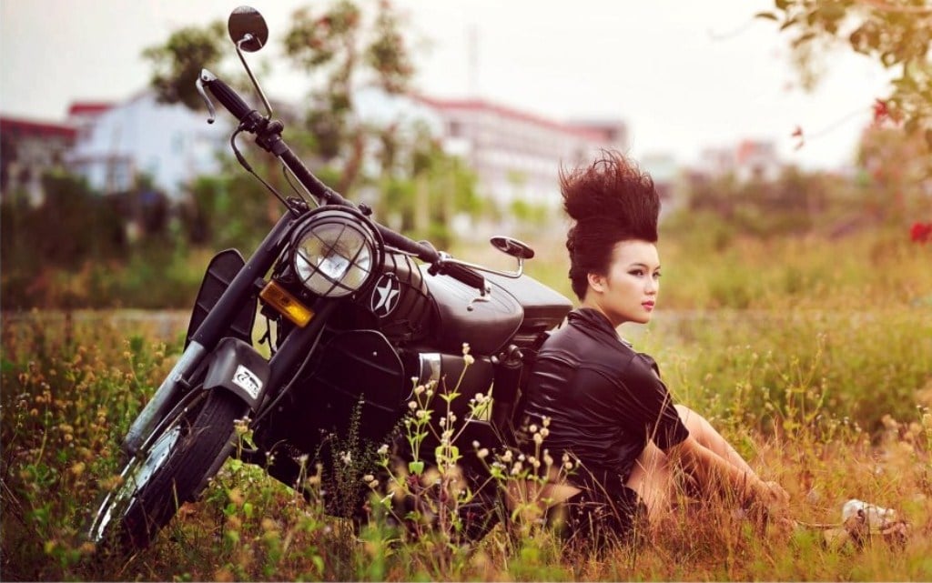 Sở hữu gương mặt thanh tú, Yến Nhi biến hóa thành cô nàng sắc lạnh, cá tính sánh vai với những siêu xe cực 'khủng'