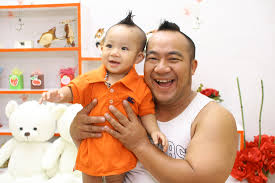 Hai cha con anh không chỉ giống nhau ở Link Vào SHBET88 Mới Nhất vuốt chỏm độc đáo mà ngay từ ánh mắt, nụ cười... đã có nhiều điểm tương đồng.